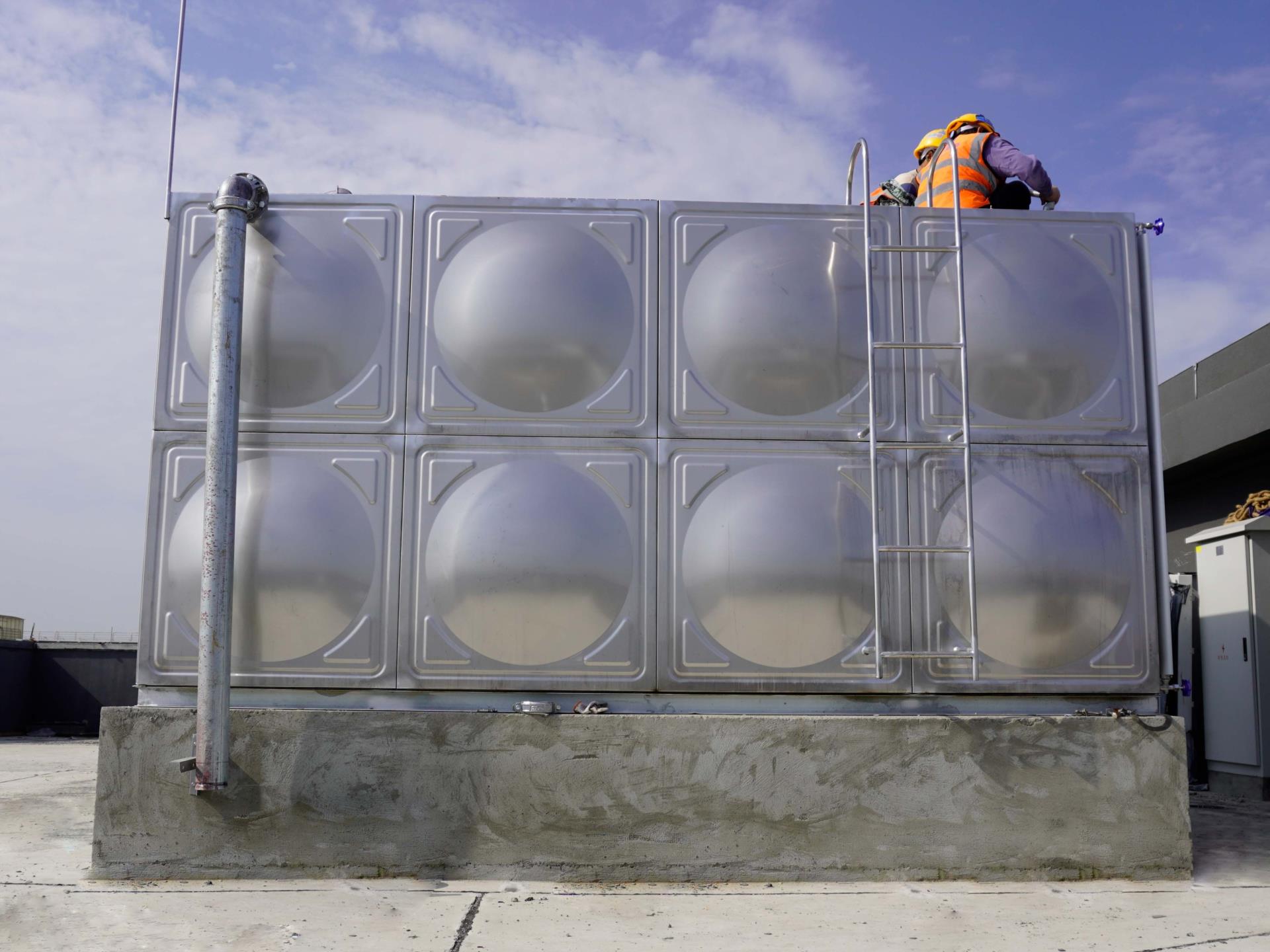 寫(xiě)字樓樓頂不銹鋼生活水箱