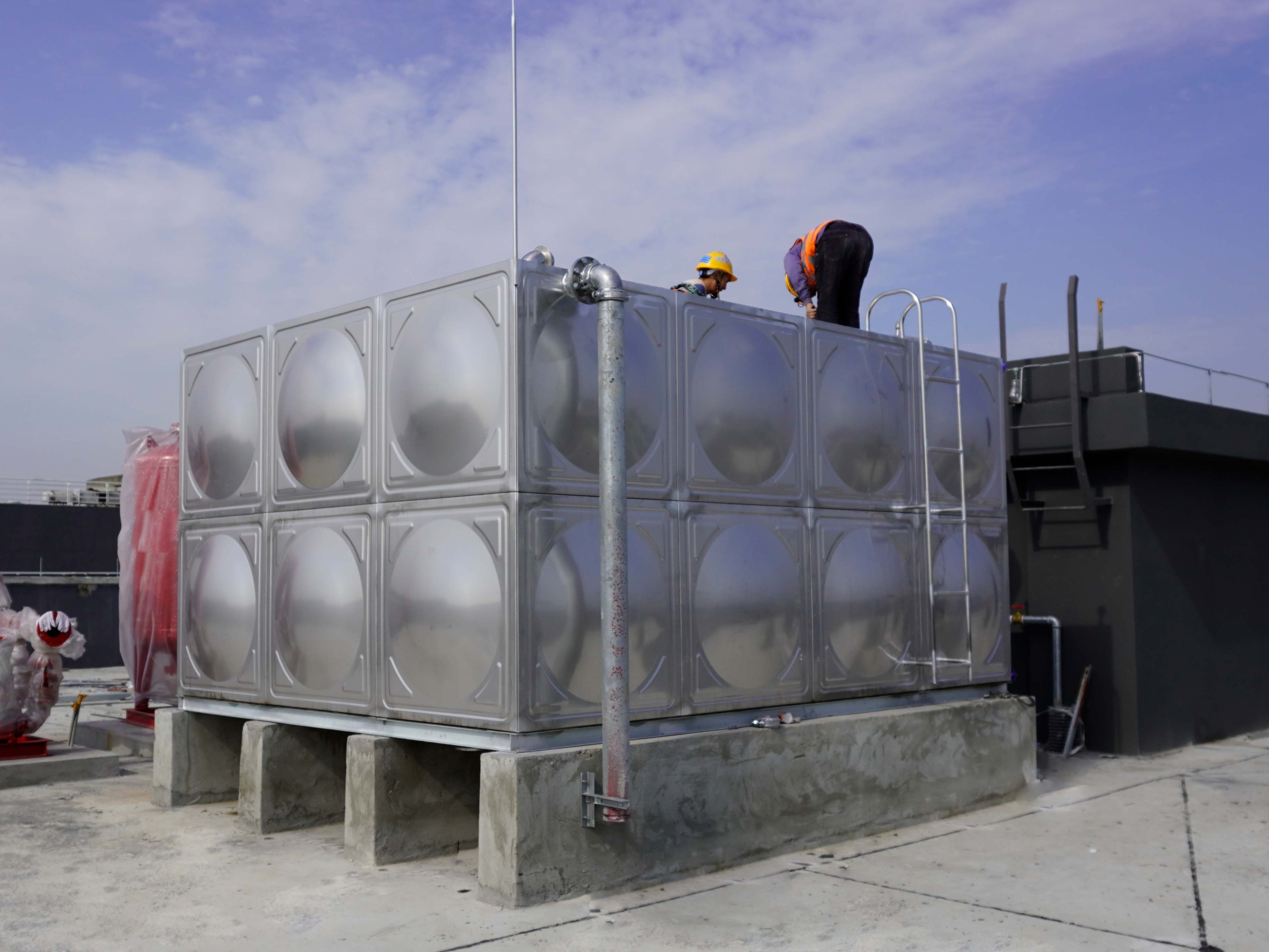 寫(xiě)字樓樓頂不銹鋼生活水箱